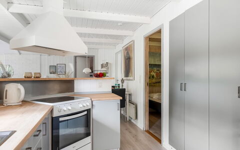 Lin - 2.9Km from the Sea: Cucina, Controsoffitto, Elettrodomestico Da Cucina, Mobilia, Interior Design, Pavimentazione, Cabinetry, Apparecchio Major, Legna, Pavimento