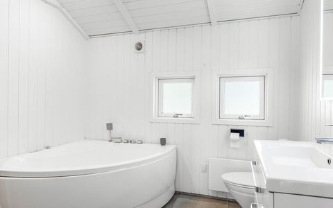 Lin - 2.9Km from the Sea: Idraulico Fixture, Bagno, Pavimentazione, Pavimento, Interior Design, Soffitto, Rubinetto, Idraulico, Lavello, Vasca Da Bagno