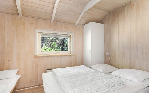 Lin - 2.9Km from the Sea: Legna, Camera Da Letto, Latifoglie, Plank, Color Legno, Compensato, Bedding, Log Cabin, Letto, Design
