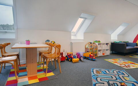 Paula - 2.3Km from the Sea: Pavimentazione, Interior Design, Pavimento, Soffitto, Camera, Mobilia, Tappeto, Sedia, Dipingere, Soggiorno