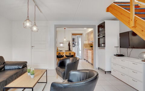 Paula - 2.3Km from the Sea: Mobilia, Interior Design, Pavimentazione, Legna, Soffitto, Divano, Pavimento, Lampada, Camera, Soggiorno