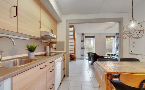 Paula - 2.3Km from the Sea: Mobilia, Interior Design, Controsoffitto, Pavimentazione, Cucina, Pavimento, Parete, Lampada, Cabinetry, Legna
