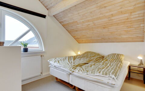 Paula - 2.3Km from the Sea: Legna, Camera Da Letto, Letto, Soffitto, Interior Design, Pavimentazione, Pavimento, Bedding, Lenzuolo, Telaio Del Letto