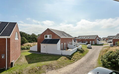 Maylin - 2.3Km from the Sea: Tetto, Casa, Lotto, Casa, Villetta, Estate, Edifici Giardino, Shade, Log Cabin, Landscaping