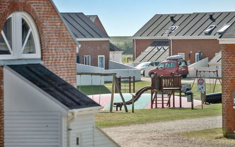 Maylin - 2.3Km from the Sea: Tetto, Casa, Lotto, Casa, Villetta, Estate, Edifici Giardino, Shade, Log Cabin, Landscaping