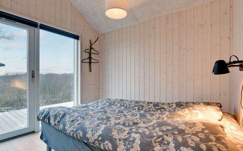 Gubbe - 500M from the Sea: Legna, Camera Da Letto, Letto, Soffitto, Interior Design, Bedding, Casa, Lenzuolo, Telaio Del Letto, Camera