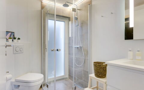 Gubbe - 500M from the Sea: Bagno, Interior Design, Pavimentazione, Idraulico Fixture, Parete, Pavimento, Soffitto, Gabinetto, Mobiletto Del Bagno, Lavello
