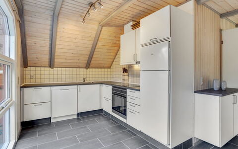 Gunlög - 3.1Km from the Sea: Legna, Pavimentazione, Cucina, Soffitto, Pavimento, Controsoffitto, Camera, Appartamento, Pavimento In Legno, Latifoglie
