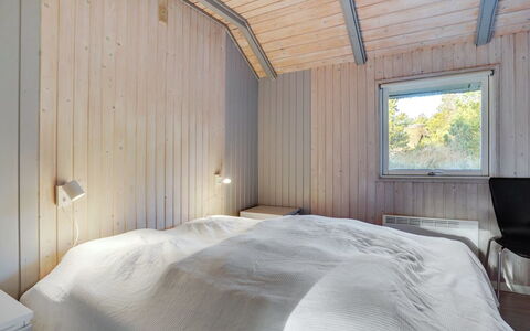 Gunlög - 3.1Km from the Sea: Legna, Camera Da Letto, Soffitto, Lenzuolo, Pavimento, Bedding, Letto, Casa, Pavimentazione, Telaio Del Letto