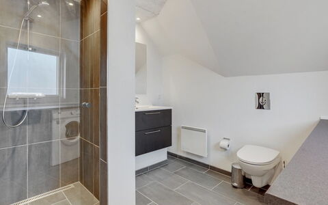 Gunlög - 3.1Km from the Sea: Pavimentazione, Idraulico Fixture, Pavimento, Interior Design, Bagno, Soffitto, Rubinetto, Lavello, Mobiletto Del Bagno, Idraulico