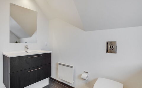 Gunlög - 3.1Km from the Sea: Idraulico Fixture, Pavimentazione, Mobiletto Del Bagno, Interior Design, Pavimento, Lavandino Del Bagno, Bagno, Rubinetto, Lavello, Idraulico
