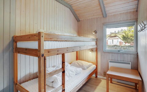 Gunlög - 3.1Km from the Sea: Legna, Camera Da Letto, Porta, Letto, Color Legno, Casa, Letto A Castello, Latifoglie, Telaio Del Letto, Plank
