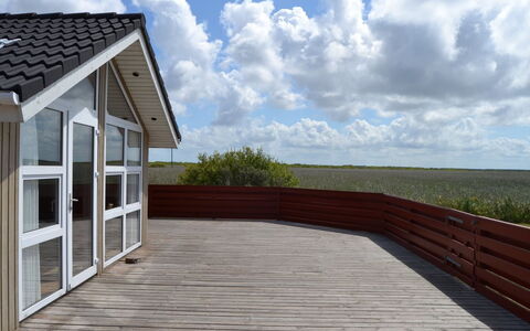Arnkil - 700M from the Sea: Arbusto, Urban Design, Groundcover, Brick, Appartamento, Estate, Muratura, Balcone, Landscaping