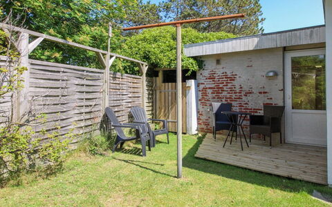 Sylvie - 1.5Km from the Sea: Tetto, Casa, Lotto, Casa, Villetta, Estate, Edifici Giardino, Shade, Log Cabin, Landscaping