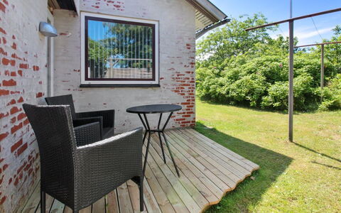Sylvie - 1.5Km from the Sea: Tetto, Casa, Lotto, Casa, Villetta, Estate, Edifici Giardino, Shade, Log Cabin, Landscaping