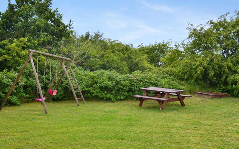 Sylvie - 1.5Km from the Sea: Tetto, Casa, Lotto, Casa, Villetta, Estate, Edifici Giardino, Shade, Log Cabin, Landscaping