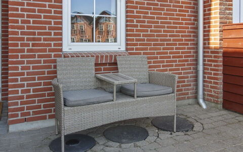 Eda - 3.5Km from the Sea: Arbusto, Urban Design, Groundcover, Brick, Appartamento, Estate, Muratura, Balcone, Landscaping