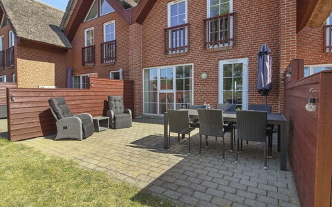 Eda - 3.5Km from the Sea: Arbusto, Urban Design, Groundcover, Brick, Appartamento, Estate, Muratura, Balcone, Landscaping