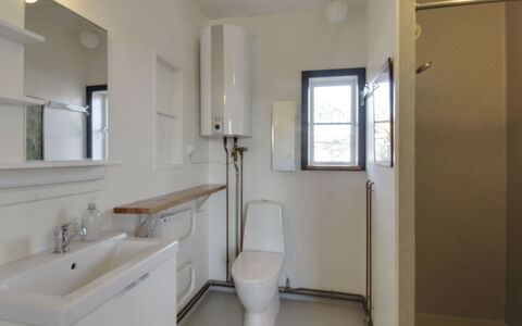 Ahnandia - 500M from the Sea: Idraulico Fixture, Parete, Pavimentazione, Interior Design, Bagno, Pavimento, Toilet Seat, Gabinetto, Lavandino Del Bagno, Lavello