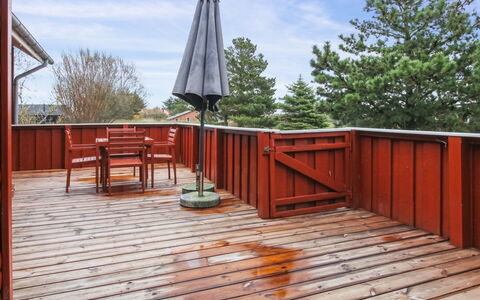 Ahnandia - 500M from the Sea: Legna, Latifoglie, Pavimento In Legno, Color Legno, Plank, Deck, Materiale Composito, Corrimano, Portico, Recinzione