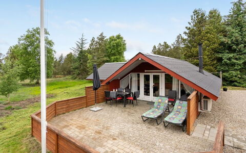Runulf - 2.9Km from the Sea: Arbusto, Urban Design, Groundcover, Brick, Appartamento, Estate, Muratura, Balcone, Landscaping