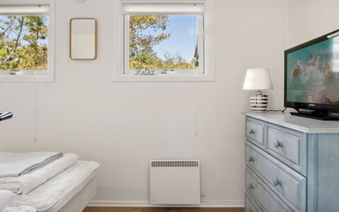 Inga - 1.3Km from the Sea: Mobilia, Interior Design, Letto, Parete, Camera Da Letto, Pavimento, Soffitto, Pavimentazione, Lenzuolo, Bedding