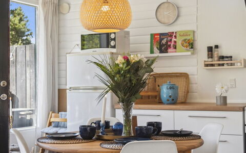 Inga - 1.3Km from the Sea: Mobilia, Interior Design, Cucina, Lampada, Illuminazione, Controsoffitto, Sedia, Tavolo, Tavola, Pavimentazione