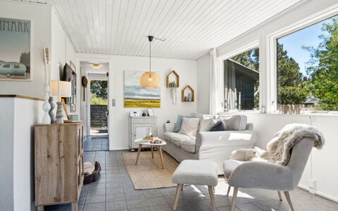 Inga - 1.3Km from the Sea: Parete, Interior Design, Mobilia, Legna, Divano, Soggiorno, Pavimentazione, Casa, Soffitto, Pavimento