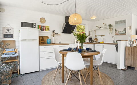 Inga - 1.3Km from the Sea: Mobilia, Interior Design, Pavimentazione, Legna, Sedia, Soffitto, Cucina & Sala Da Pranzo Tavolo, Camera, Pavimento, Sala Da Pranzo