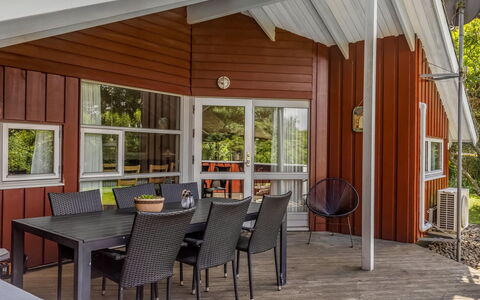 Vivan - 3.8Km from the Sea: Legna, Portico, Latifoglie, Casa, Color Legno, Villetta, Soffitto, Shade, Porta, Deck