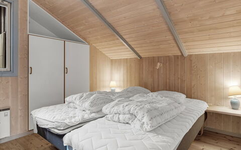 Vivan - 3.8Km from the Sea: Camera Da Letto, Soffitto, Casa, Biancheria, Letto, Lenzuolo, Bedding, Telaio Del Letto, Latifoglie, Attico
