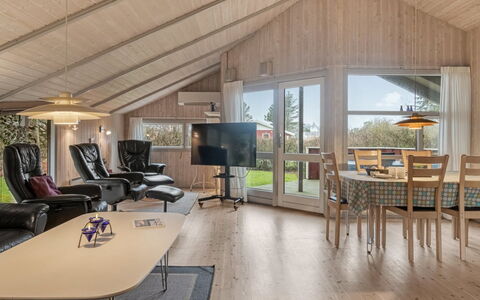 Vivan - 3.8Km from the Sea: Legna, Soffitto, Interior Design, Casa, Villetta, Camera, Pavimento In Legno, Soggiorno, Latifoglie, Divano