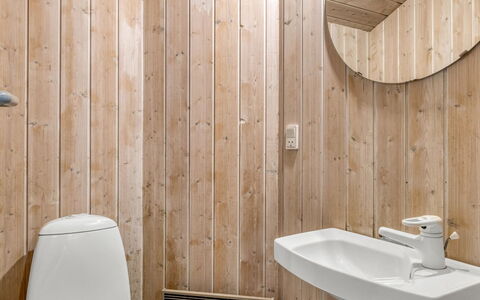 Vivan - 3.8Km from the Sea: Parete, Legna, Pavimentazione, Idraulico Fixture, Pavimento, Interior Design, Bagno, Camera, Soffitto, Plank