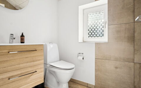 Botulf - 3.8Km from the Sea: Toilet Seat, Gabinetto, Bagno, Pavimentazione, Idraulico Fixture, Pavimento, Interior Design, Mobiletto Del Bagno, Idraulico, Piastrella