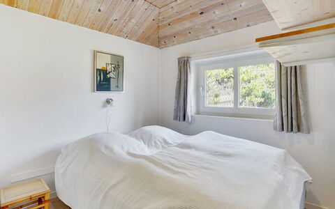Botulf - 3.8Km from the Sea: Camera Da Letto, Interior Design, Parete, Pavimento, Legna, Soffitto, Letto, Pavimentazione, Lenzuolo, Bedding