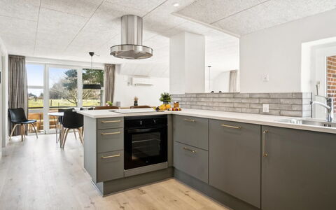 Botulf - 3.8Km from the Sea: Pavimentazione, Cucina, Controsoffitto, Legna, Cabinetry, Interior Design, Mobilia, Pavimento, Soffitto, Elettrodomestico Da Cucina