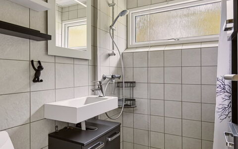 Bogatin - 1Km from the Sea: Idraulico Fixture, Bagno, Pavimentazione, Parete, Interior Design, Lavello, Pavimento, Rubinetto, Lavandino Del Bagno, Idraulico