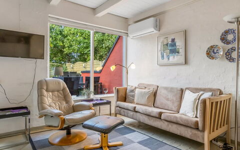 Volmer - 3.9Km from the Sea: Mobilia, Interior Design, Pavimentazione, Parete, Pavimento, Divano, Legna, Soggiorno, Soffitto, Camera