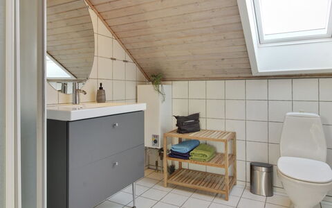 Bosse - 2.3Km from the Sea: Pavimentazione, Idraulico Fixture, Pavimento, Interior Design, Legna, Lavello, Bagno, Rubinetto, Mobiletto Del Bagno, Lavandino Del Bagno