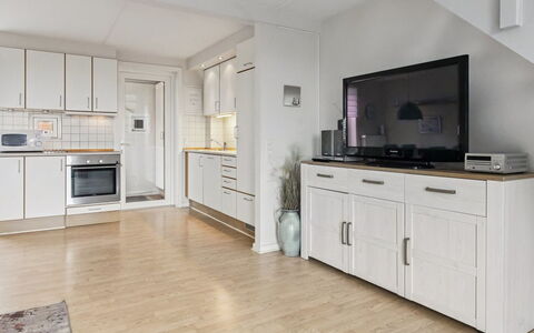 Aappo - 2.3Km from the Sea: Mobilia, Pavimentazione, Interior Design, Pavimento, Cucina, Legna, Soffitto, Cabinetry, Camera, Divano