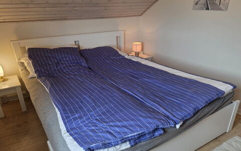 Aappo - 2.3Km from the Sea: Legna, Camera Da Letto, Pavimentazione, Letto, Pavimento, Biancheria, Bedding, Mobilia, Telaio Del Letto, Lenzuolo
