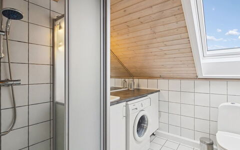 Aappo - 2.3Km from the Sea: Pavimentazione, Pavimento, Idraulico Fixture, Interior Design, Soffitto, Idraulico, Camera, Rubinetto, Piastrella, Bagno