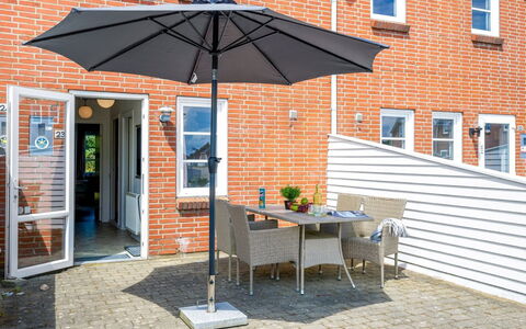 Hansia: Arbusto, Urban Design, Groundcover, Brick, Appartamento, Estate, Muratura, Balcone, Landscaping