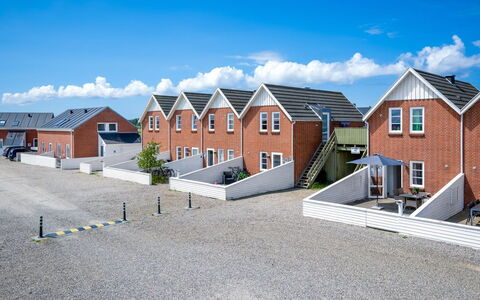 Hansia: Arbusto, Urban Design, Groundcover, Brick, Appartamento, Estate, Muratura, Balcone, Landscaping