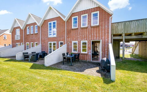 Hansia: Arbusto, Urban Design, Groundcover, Brick, Appartamento, Estate, Muratura, Balcone, Landscaping