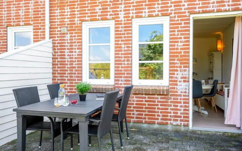 Hansia: Arbusto, Urban Design, Groundcover, Brick, Appartamento, Estate, Muratura, Balcone, Landscaping