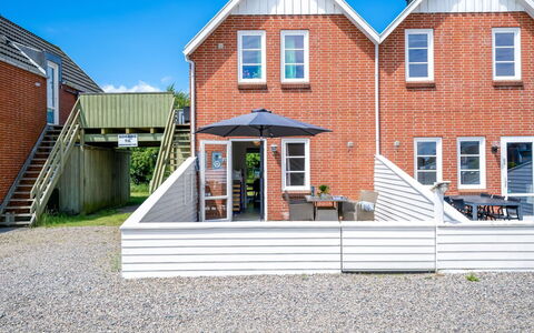 Hansia: Arbusto, Urban Design, Groundcover, Brick, Appartamento, Estate, Muratura, Balcone, Landscaping