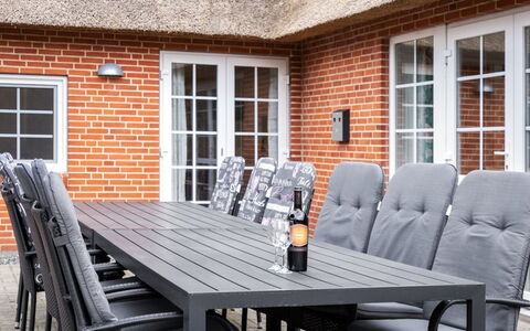Ferhat - 2.9Km from the Sea: Tetto, Casa, Lotto, Casa, Villetta, Estate, Edifici Giardino, Shade, Log Cabin, Landscaping
