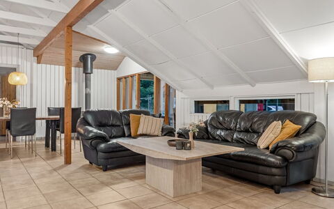 Niyazi - 3.1Km from the Sea: Pavimentazione, Mobilia, Interior Design, Divano, Pavimento, Legna, Soffitto, Soggiorno, Illuminazione, Camera