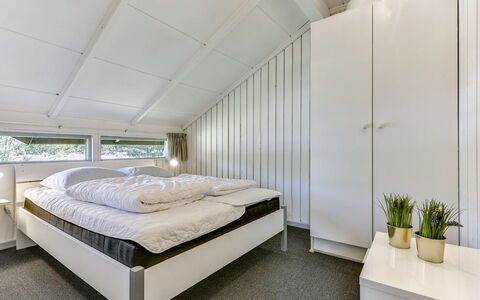 Niyazi - 3.1Km from the Sea: Soffitto, Interior Design, Pavimentazione, Pavimento, Camera Da Letto, Camera, Letto, Telaio Del Letto, Bedding, Lenzuolo